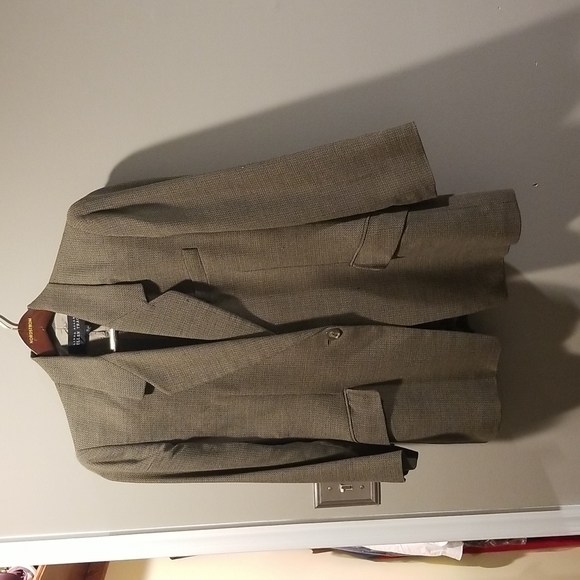 Ellen Tracy pants suit, good condition, size 10 and 12, color taupe. - Picture 3 of 4